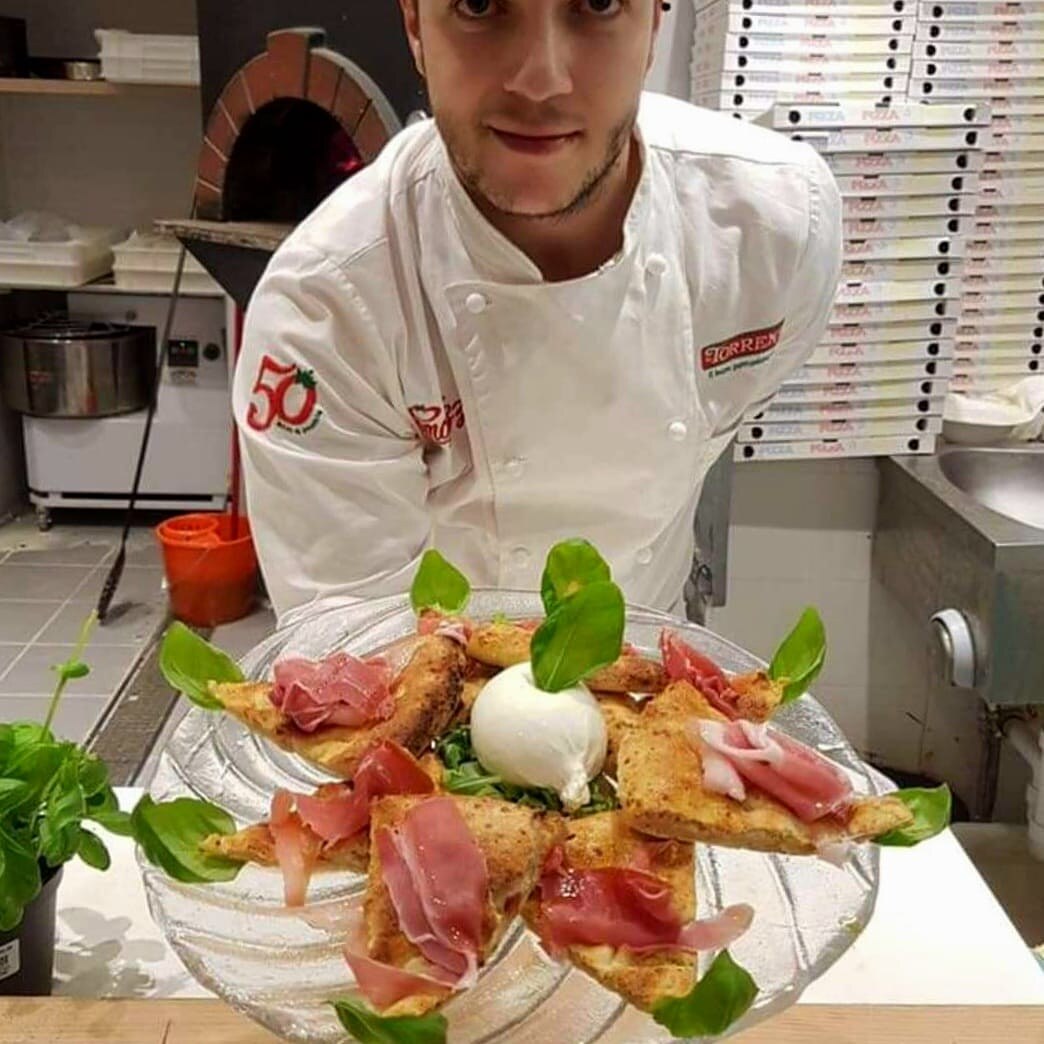 Chef prepara un'autentica pizza napoletana